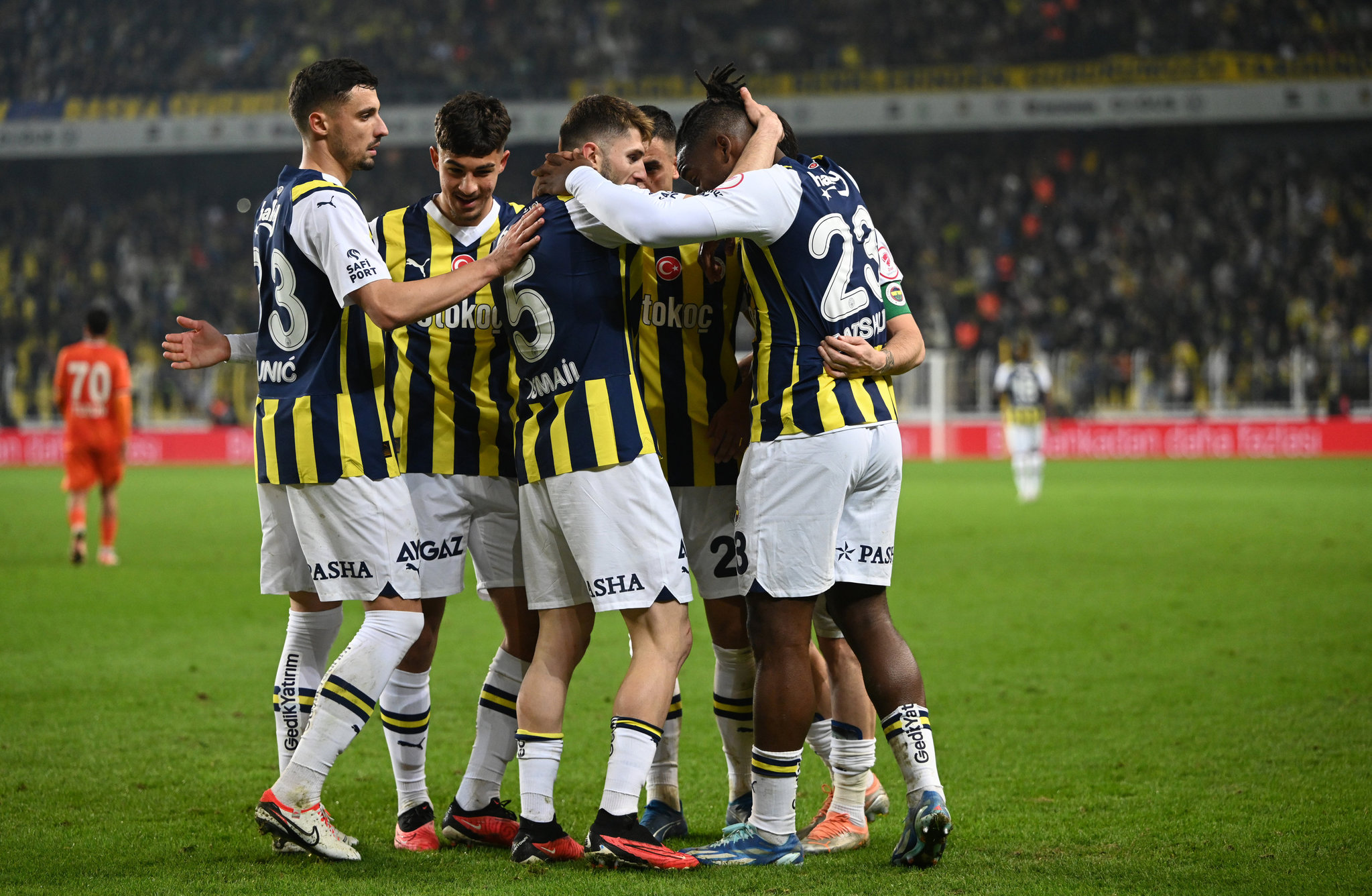 Fenerbahçe’den sürpriz transfer harekatı! Herkes defans beklerken...