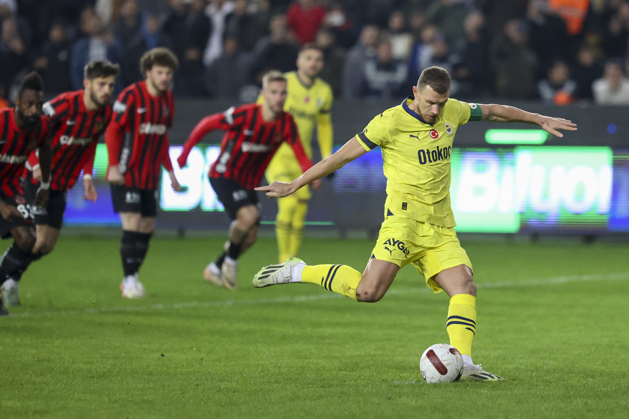 Fenerbahçe’den sürpriz transfer harekatı! Herkes defans beklerken...