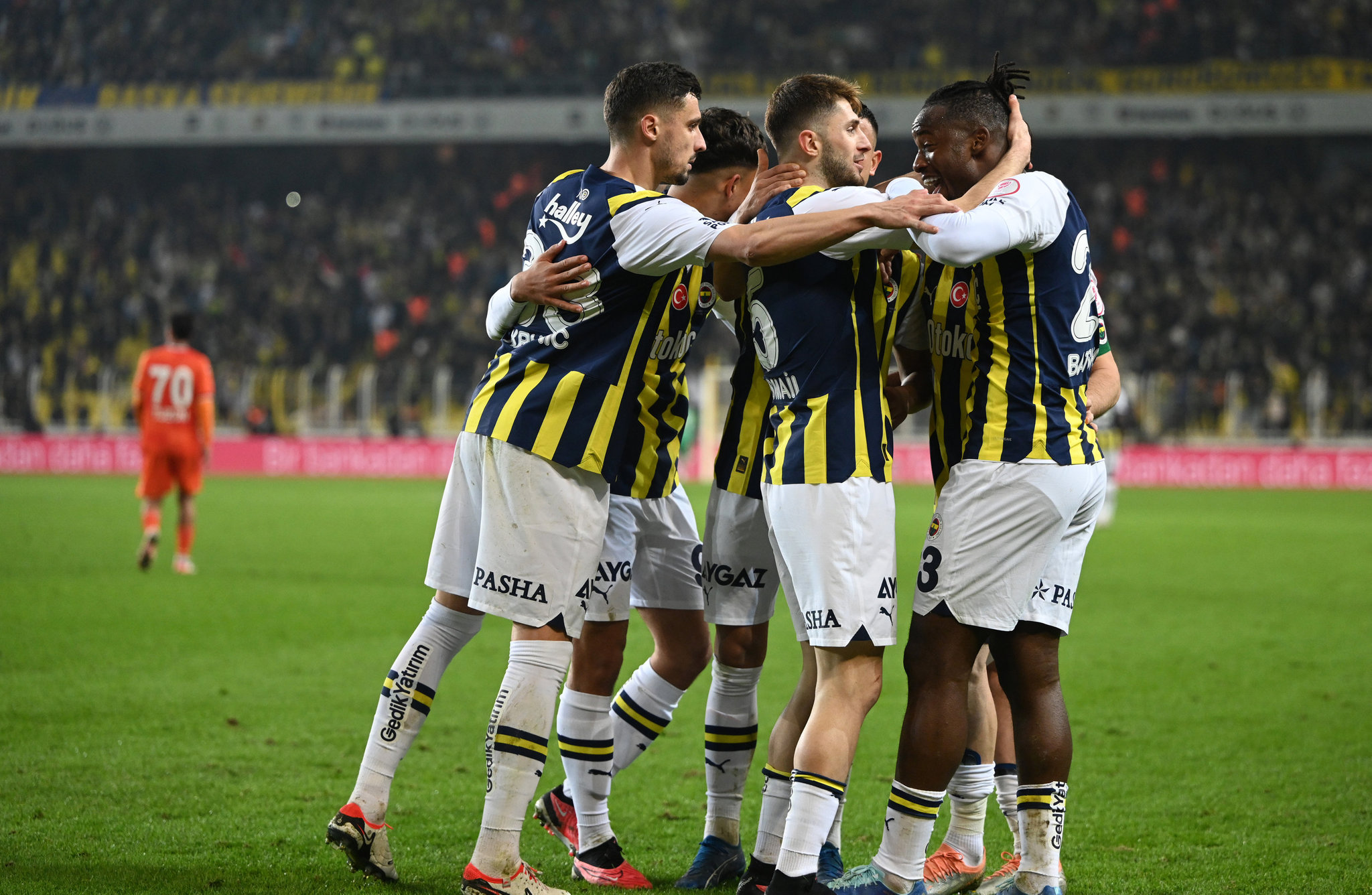 Fenerbahçe’den sürpriz transfer harekatı! Herkes defans beklerken...