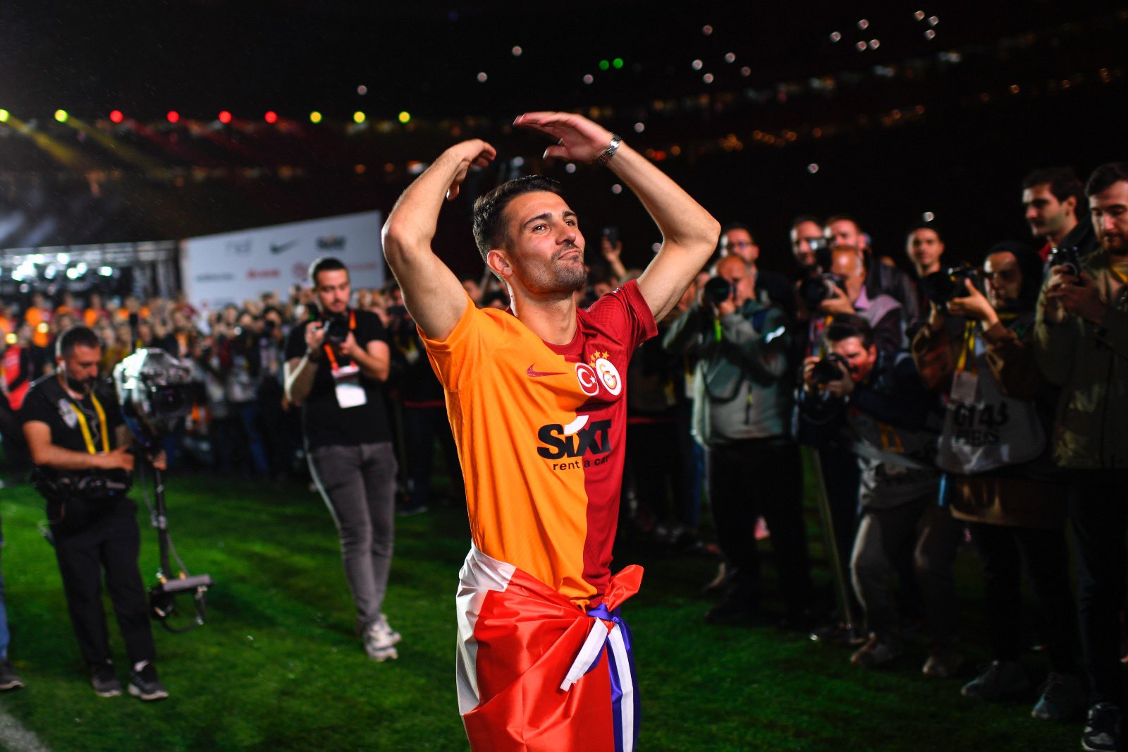 TRANSFER HABERLERİ: Sacha Boey rekorla ayrıldı! İşte Galatasaray’ın sağ bek adayları