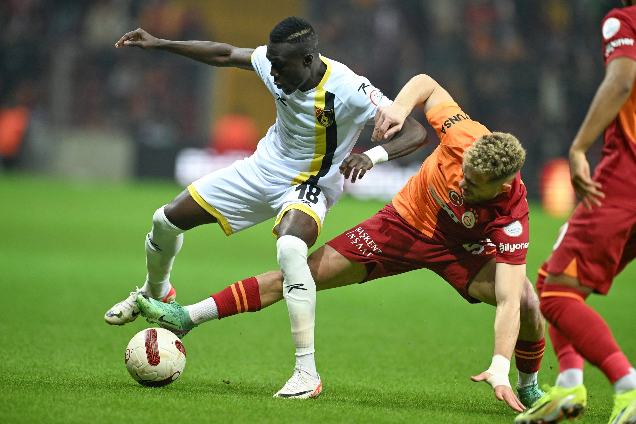 TRANSFER HABERİ | Galatasaray’da sol bek çilesi bitiyor! Yönetimden nokta transfer