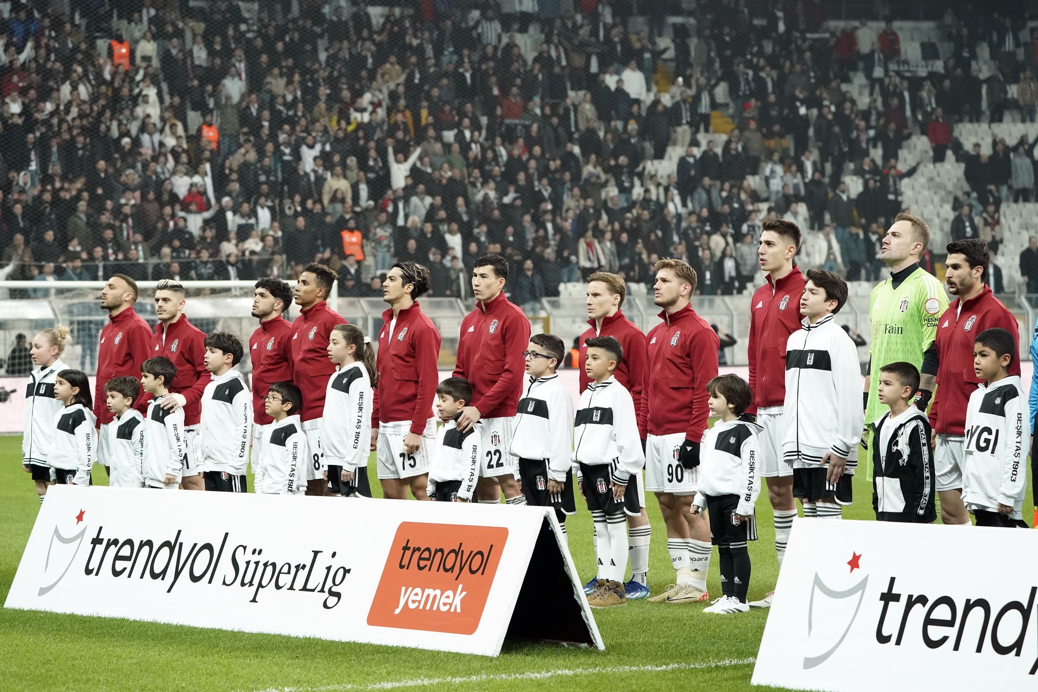 TRANSFER HABERİ | Beşiktaş’ta stoper operasyonu! Fernando Santos o isimde ısrarcı