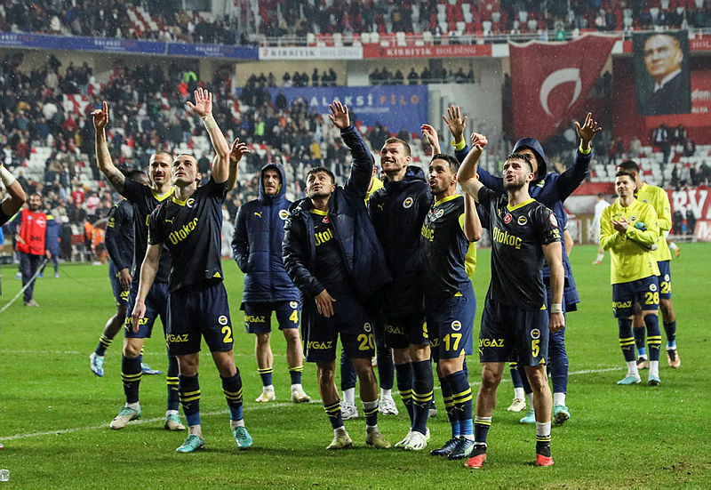 Fenerbahçe’ye şok! Yıldız oyuncu FIFA’ya gidiyor
