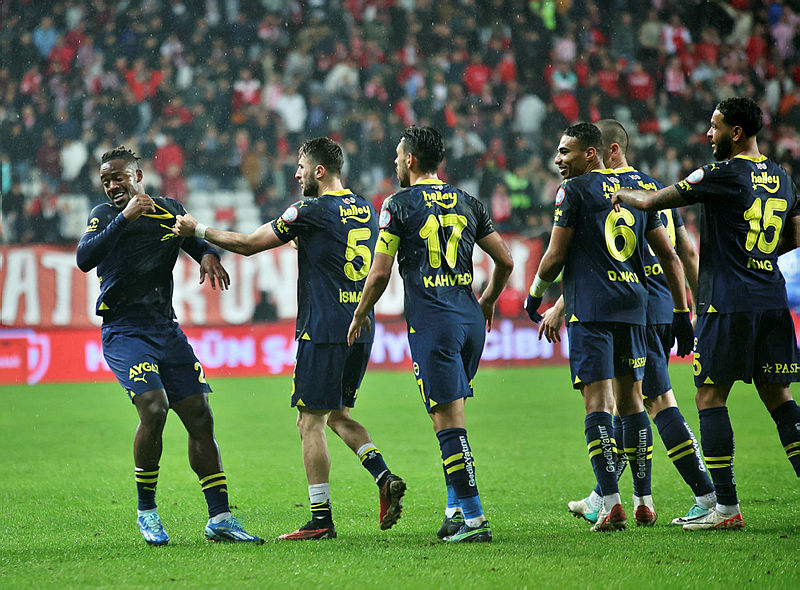 Fenerbahçe’ye şok! Yıldız oyuncu FIFA’ya gidiyor