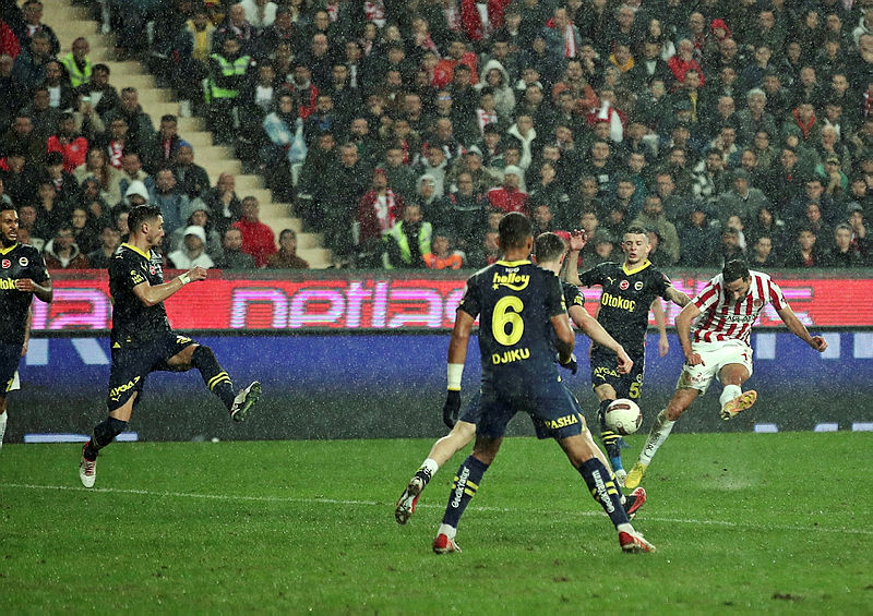 Fenerbahçe’ye şok! Yıldız oyuncu FIFA’ya gidiyor
