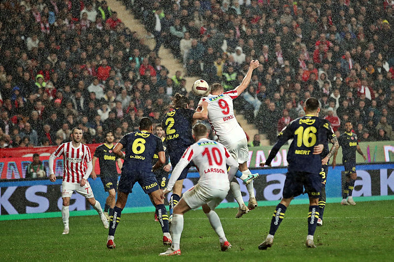 Fenerbahçe’ye şok! Yıldız oyuncu FIFA’ya gidiyor