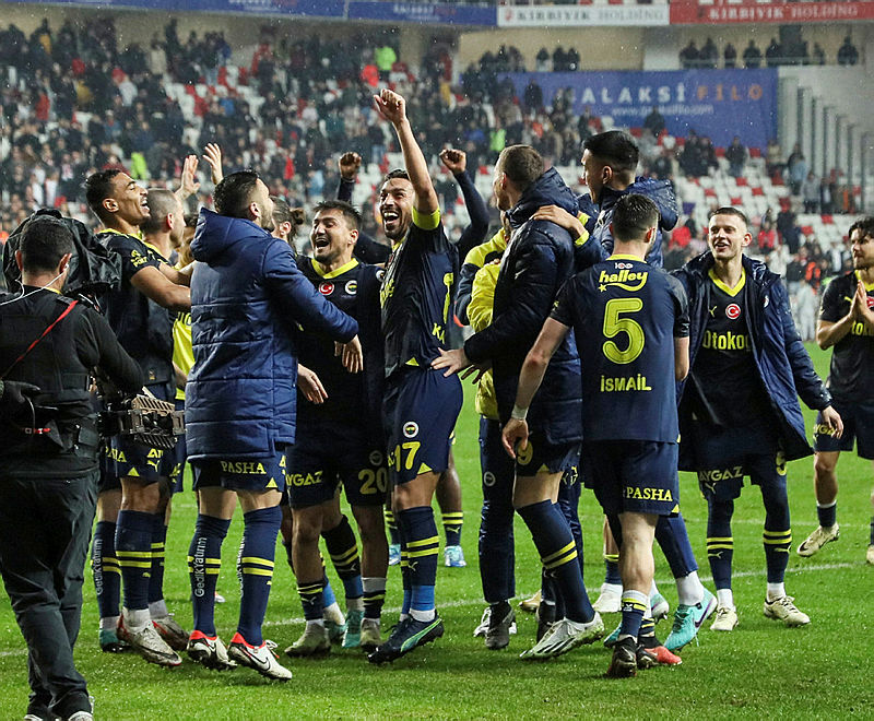 Fenerbahçe’ye şok! Yıldız oyuncu FIFA’ya gidiyor