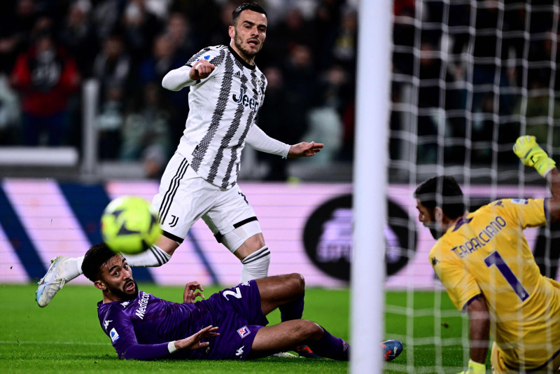 Transfer savaşı erken başladı! Fenerbahçe ve Galatasaray karşı karşıya