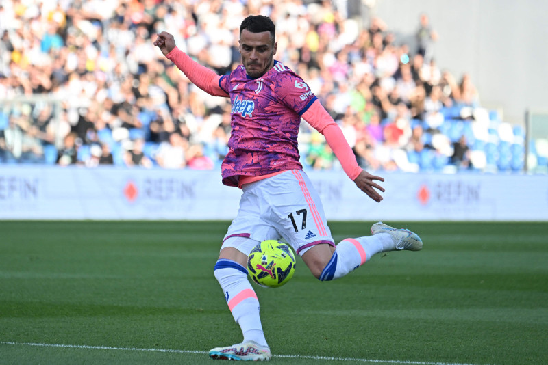 Transfer savaşı erken başladı! Fenerbahçe ve Galatasaray karşı karşıya