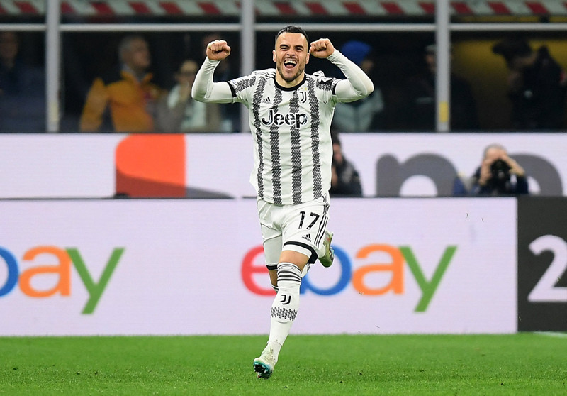 Transfer savaşı erken başladı! Fenerbahçe ve Galatasaray karşı karşıya