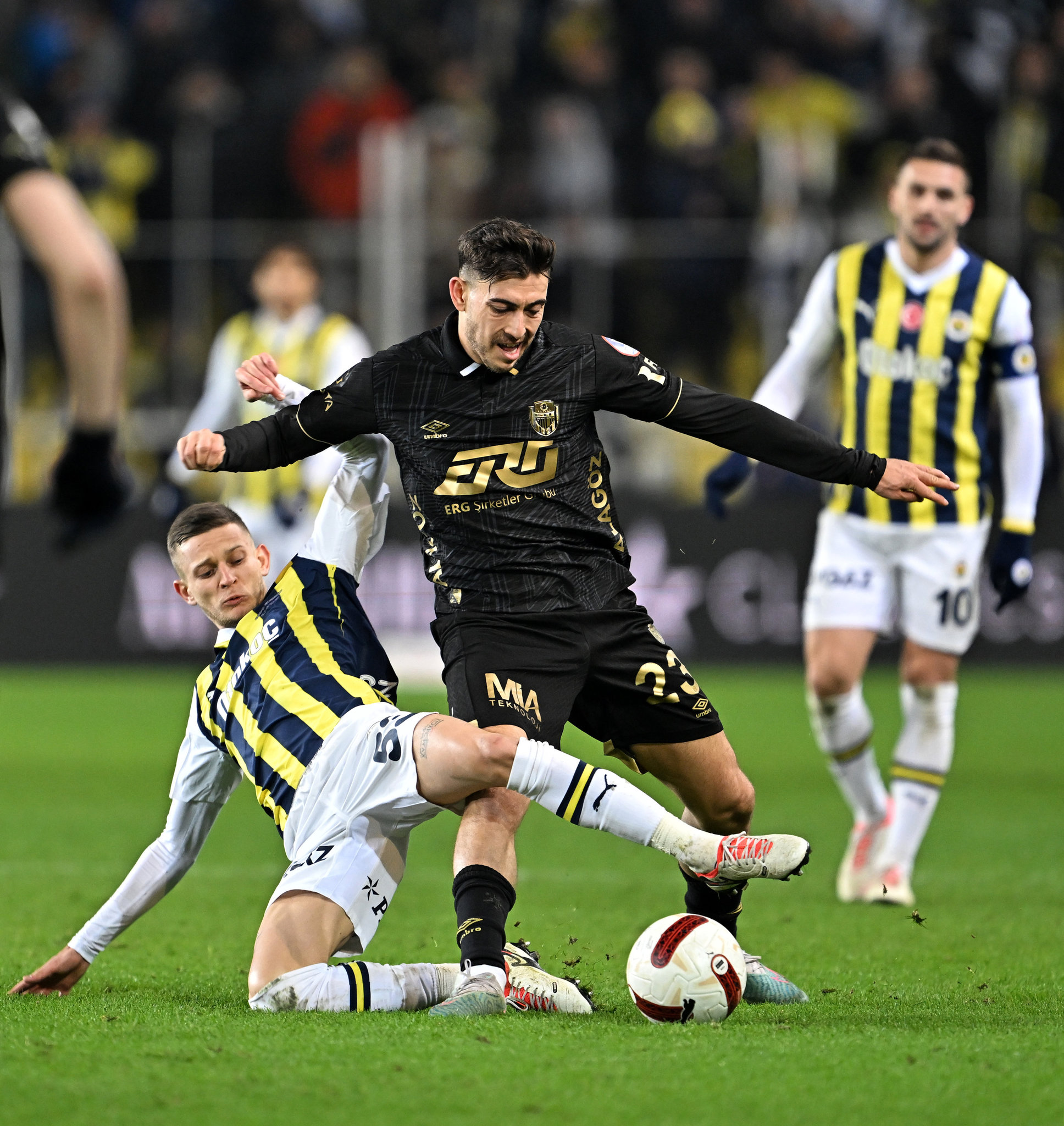 Fenerbahçe yönetimi harekete geçti! Sebastian Szymanski’nin menajerine transfer mesajı