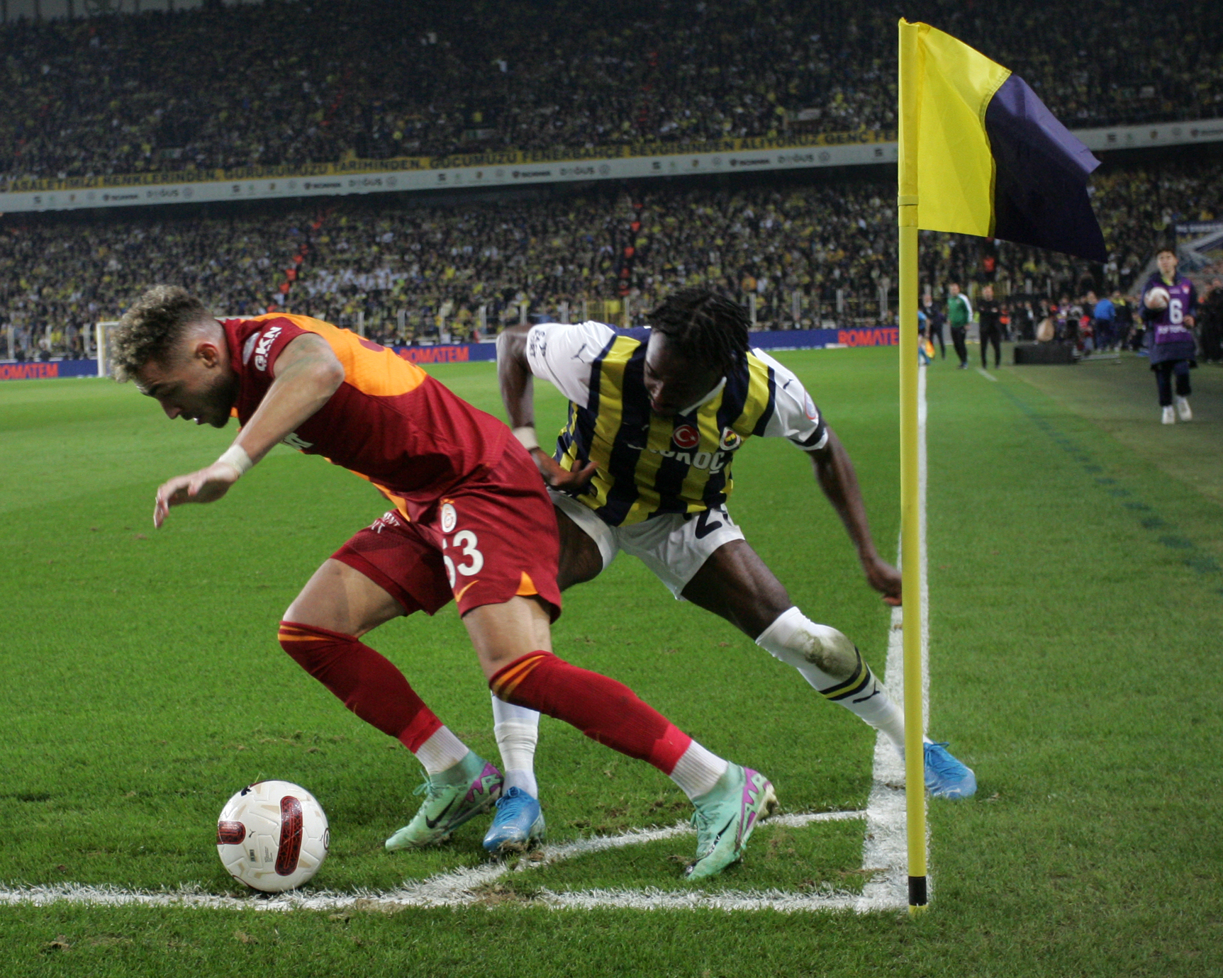 Fenerbahçe ve Galatasaray’dan yılın transfer savaşı! 19’lık yıldız...
