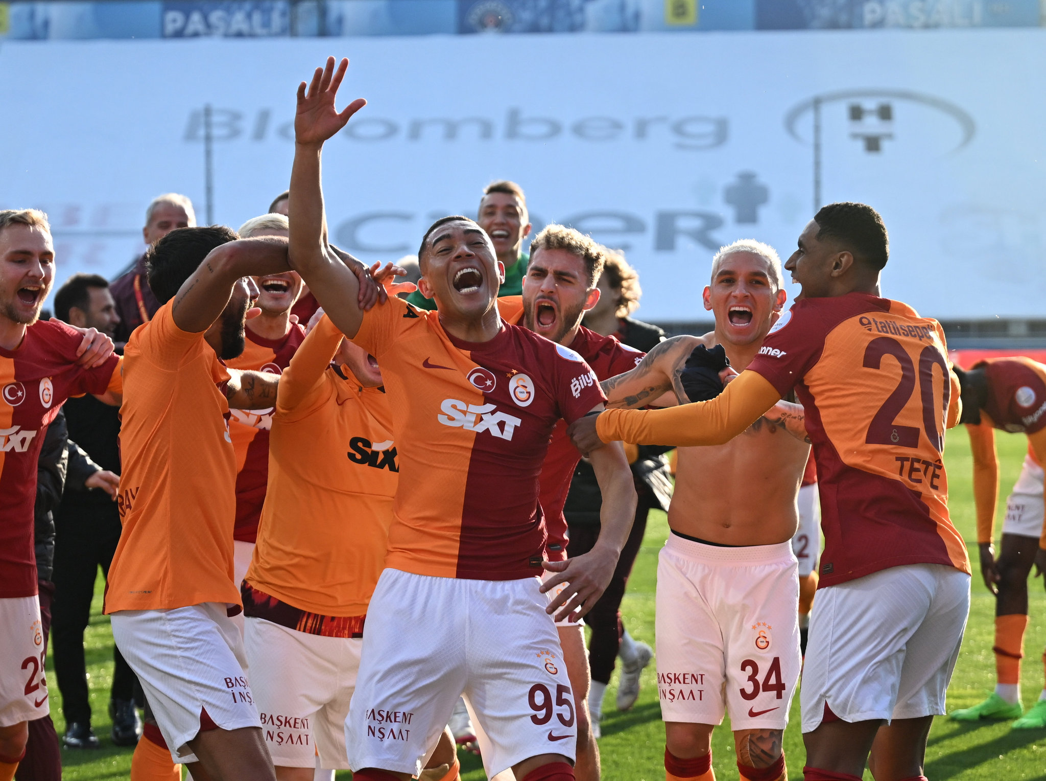Galatasaray’dan şaşırtan transfer! Eski Beşiktaşlı imzayı atıyor