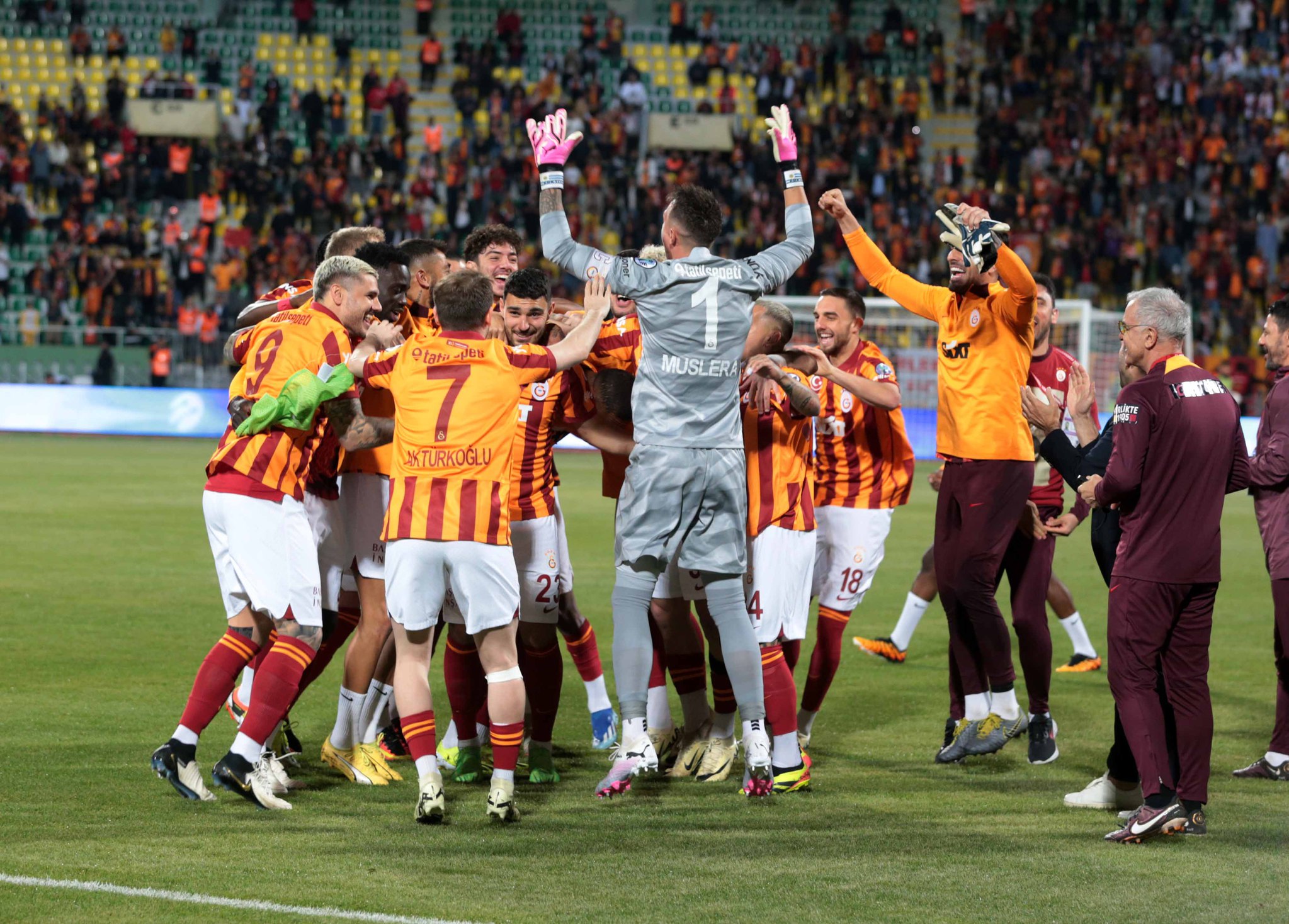 Galatasaray sezon sonunda bombaları patlatıyor! 3 transfer birden...