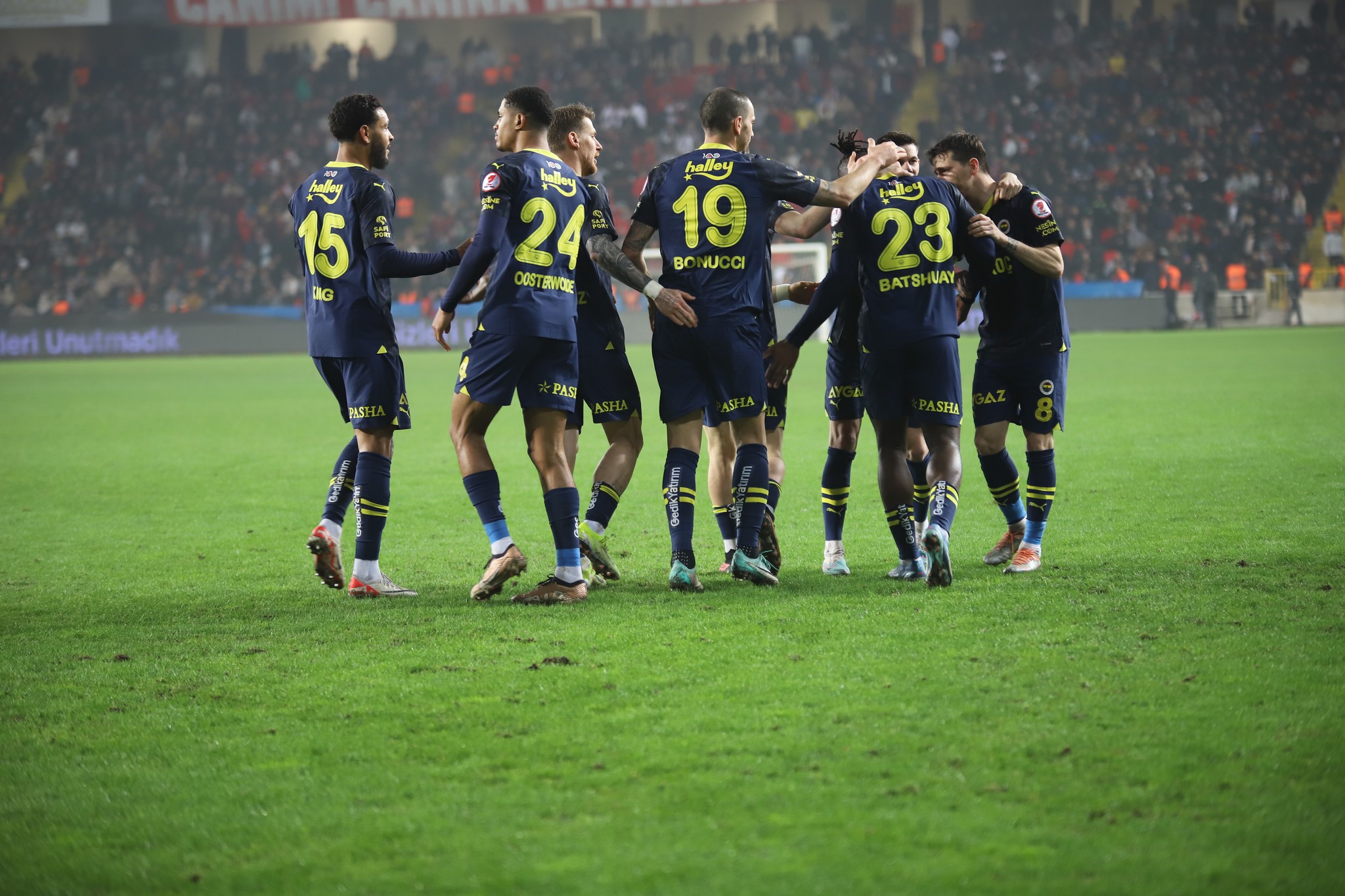 Fenerbahçe’de ayrılıklar peş peşe! Olympiakos maçı sonrası İsmail Kartal neşteri vurdu