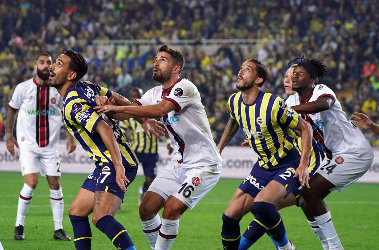 İsmail Kartal’dan sürpriz karar! İşte Fenerbahçe’nin Fatih Karagümrük maçı 11’i