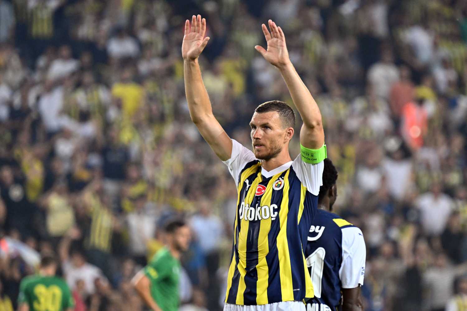 Dzeko’dan Fenerbahçelileri üzecek haber! Resmen açıklandı