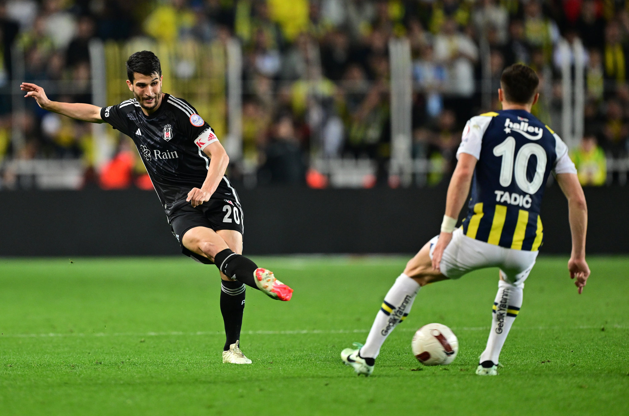 Dünyaca ünlü yıldız İstanbul’a geliyor! Fenerbahçe ya da Beşiktaş’a imza atacak