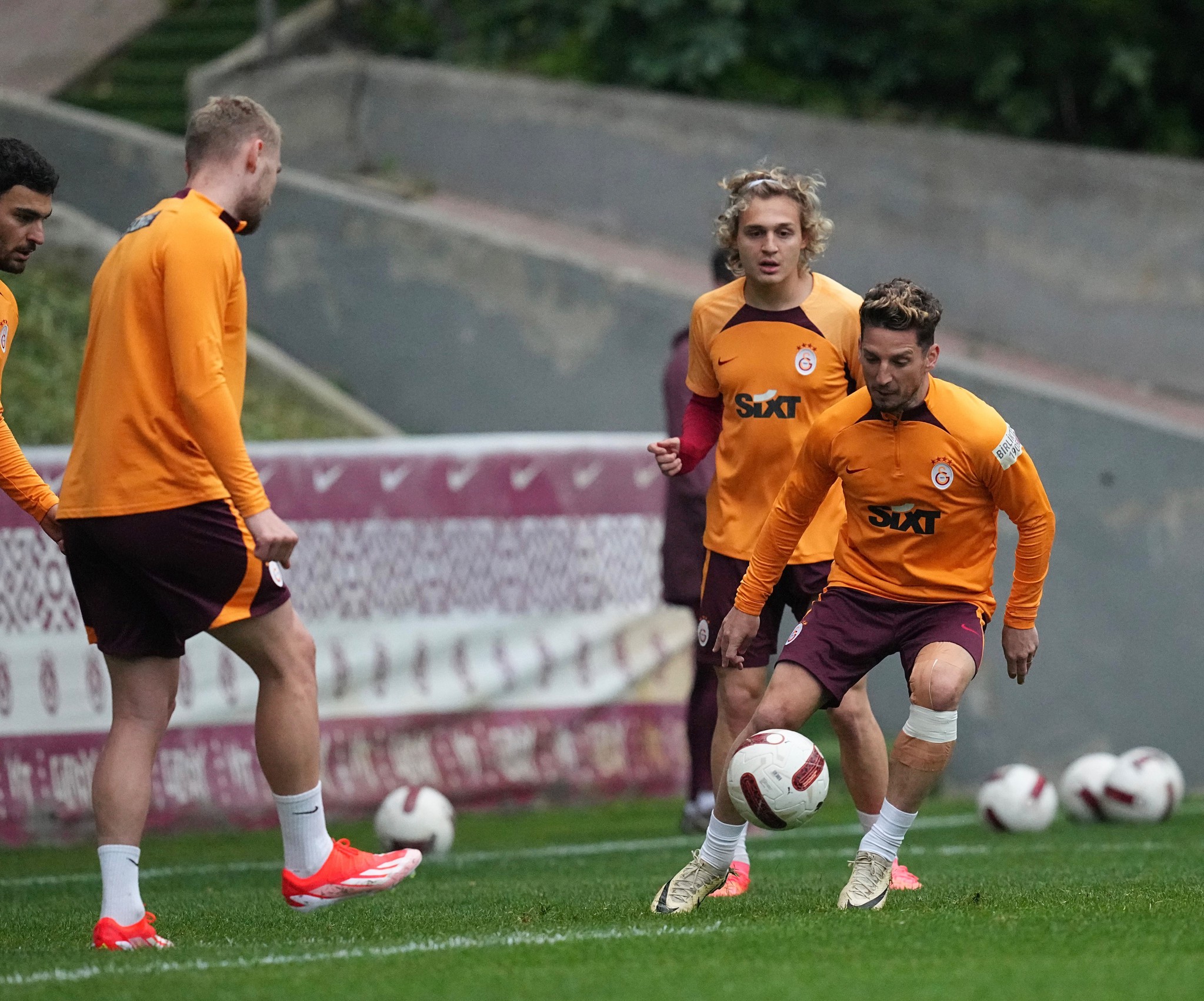 TRANSFER HABERİ: Galatasaray’da beklenen veda gerçekleşiyor! Menajeri 2 takımla görüştü