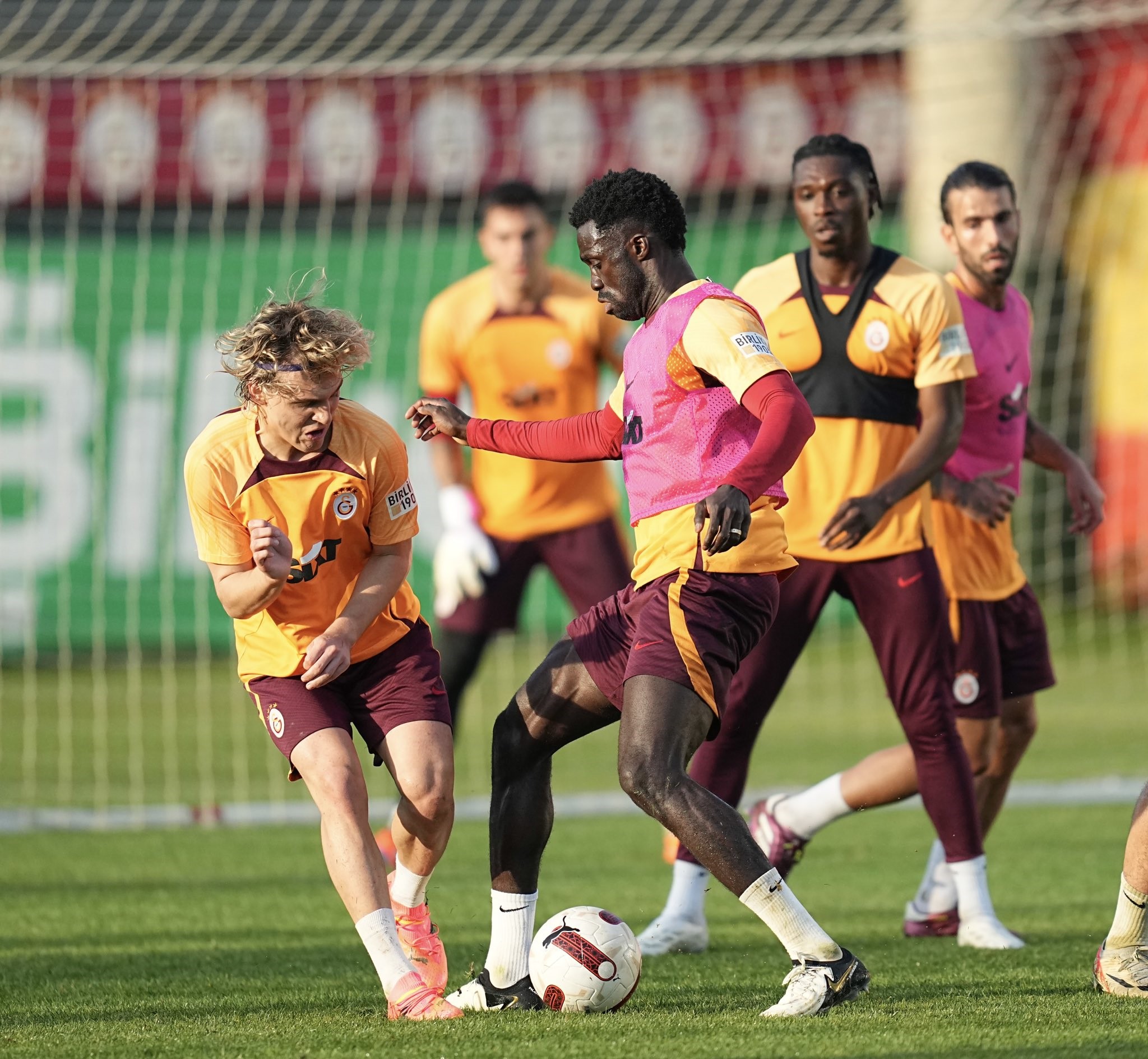 TRANSFER HABERİ: Galatasaray’da beklenen veda gerçekleşiyor! Menajeri 2 takımla görüştü