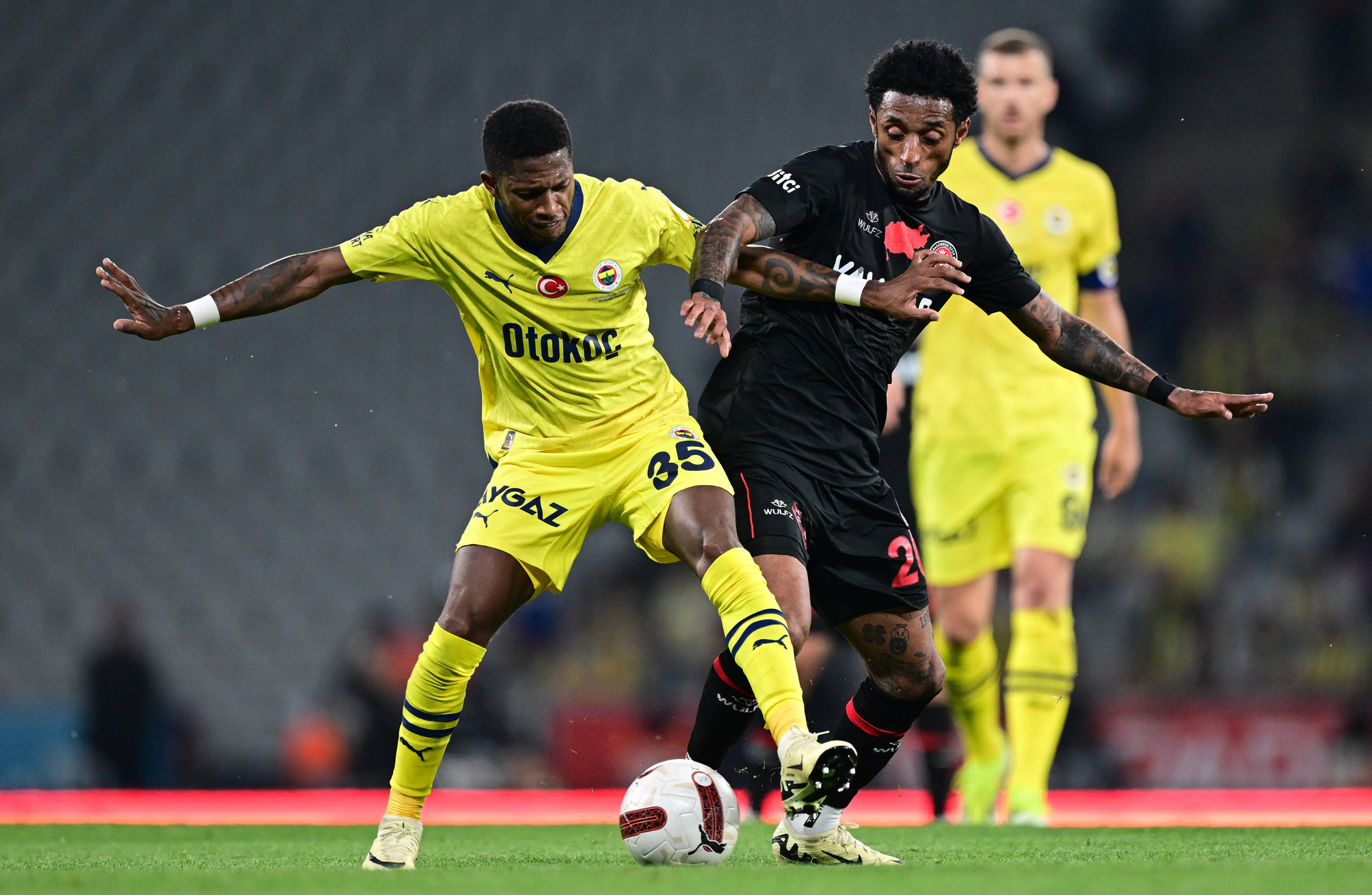 FENERBAHÇE HABERLERİ: Yıldız isme Arabistan’dan transfer kancası! Taraftarın sevgilisiydi