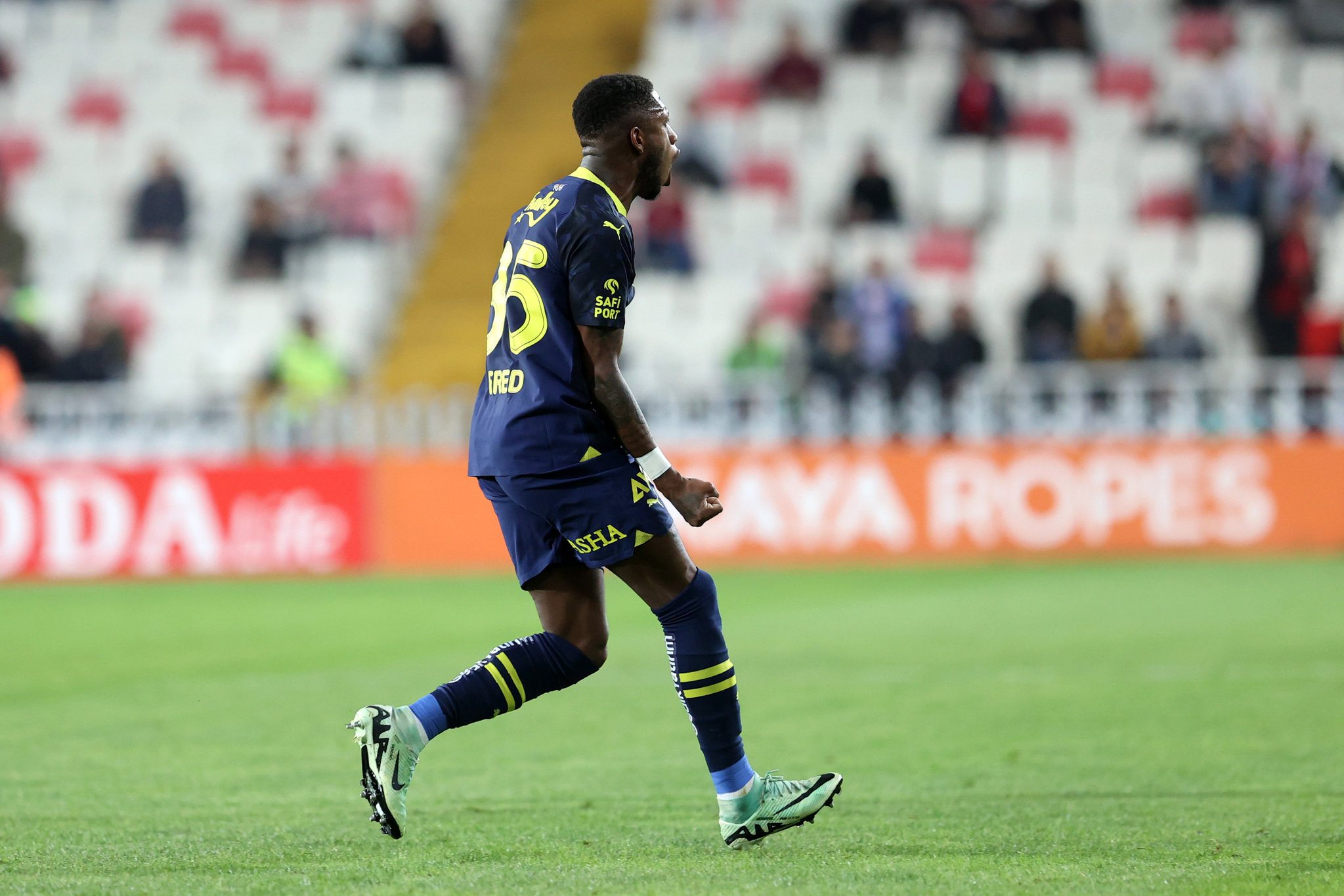 FENERBAHÇE HABERLERİ: Yıldız isme Arabistan’dan transfer kancası! Taraftarın sevgilisiydi