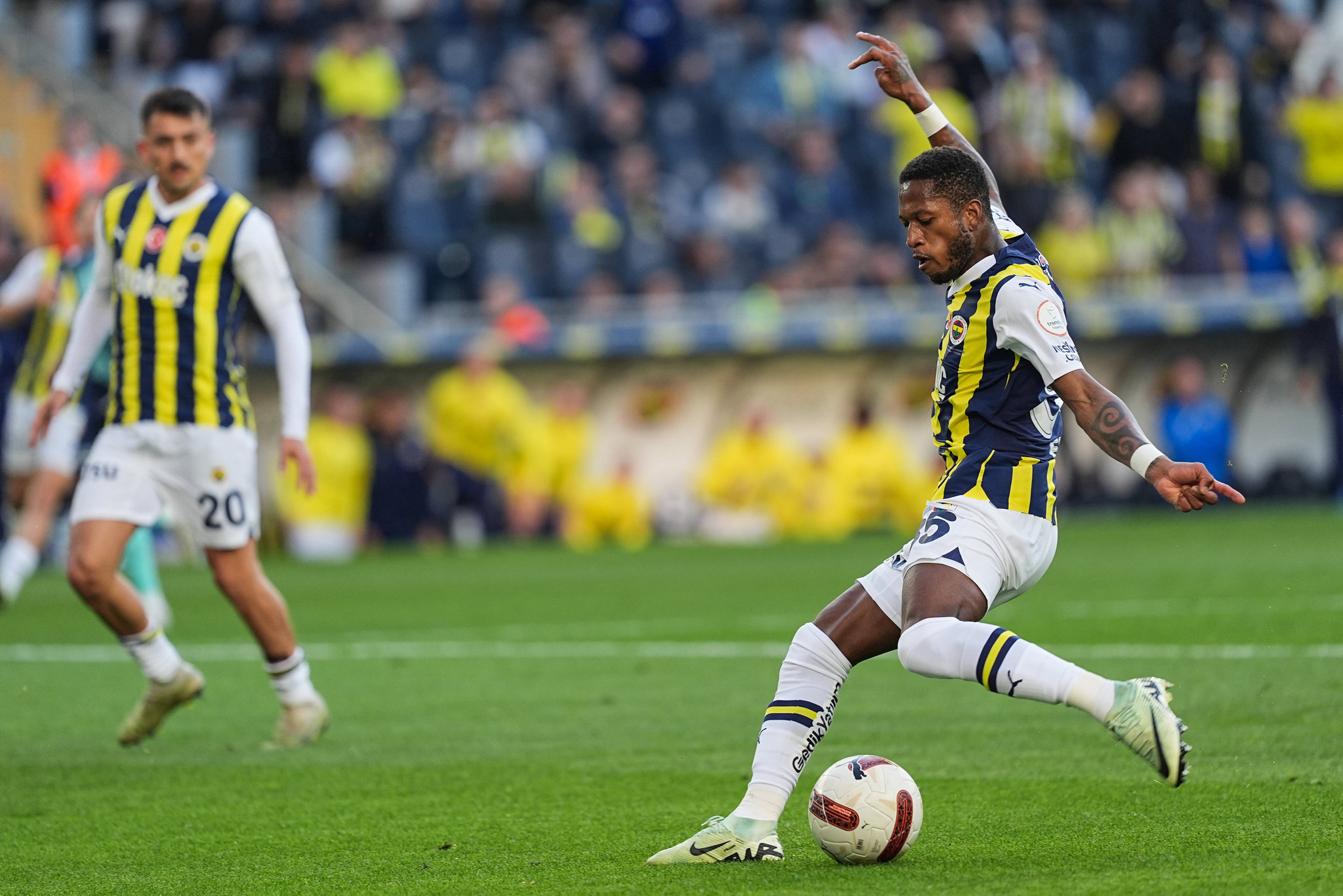 FENERBAHÇE HABERLERİ: Yıldız isme Arabistan’dan transfer kancası! Taraftarın sevgilisiydi