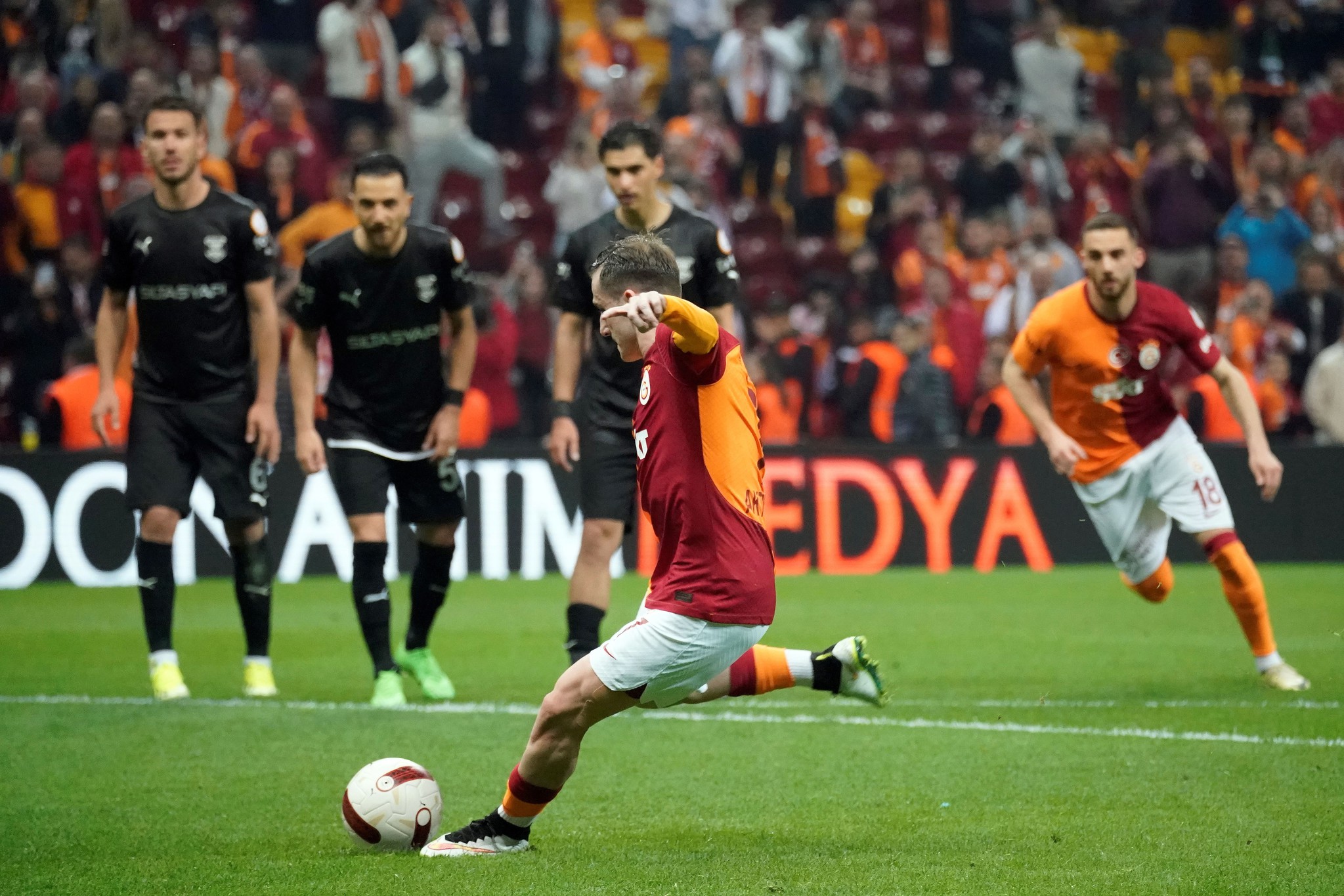 Beşiktaş’tan Galatasaraylı yıldıza kanca! Günün transfer bombası