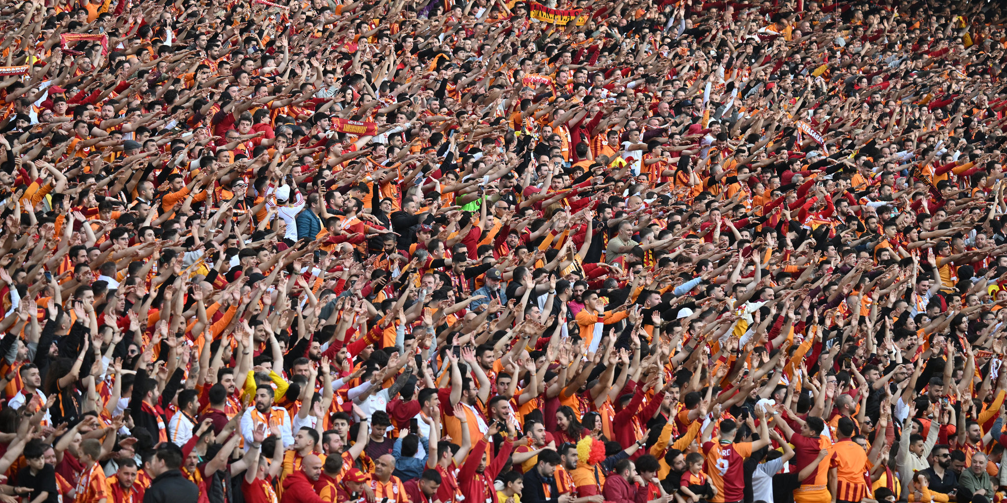 Fenerbahçe derbisi öncesi Galatasaray’da kriz!