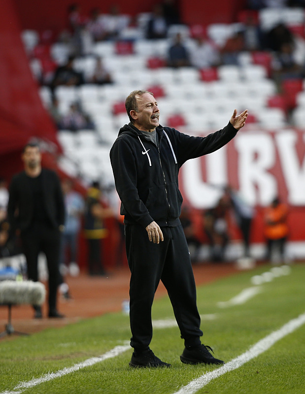 Beşiktaş’ta gündem teknik direktör! Rota o isme yöneldi