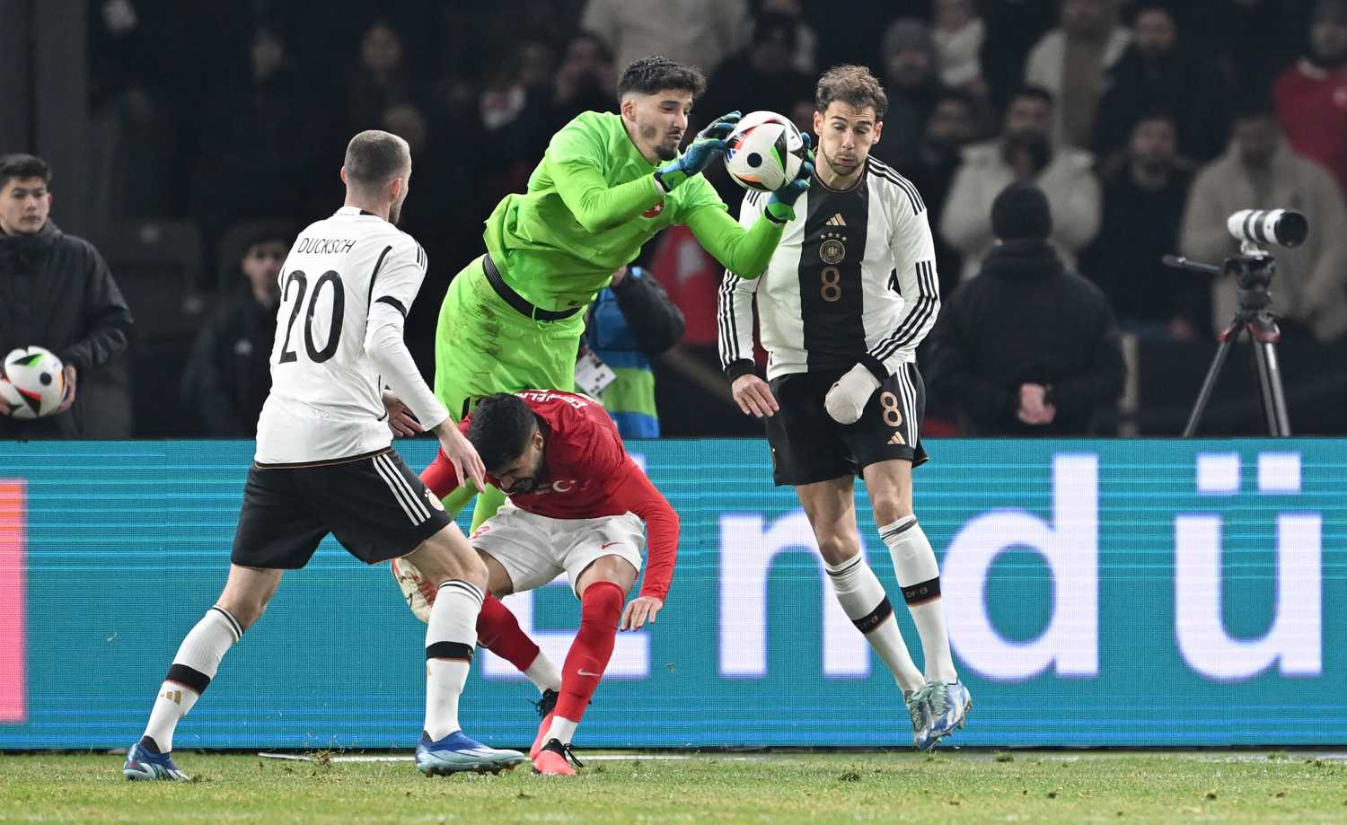 TRANSFER HABERİ: Altay Bayındır Süper Lig’e dönüyor! Prensip anlaşmasına vardığı takım belli oldu