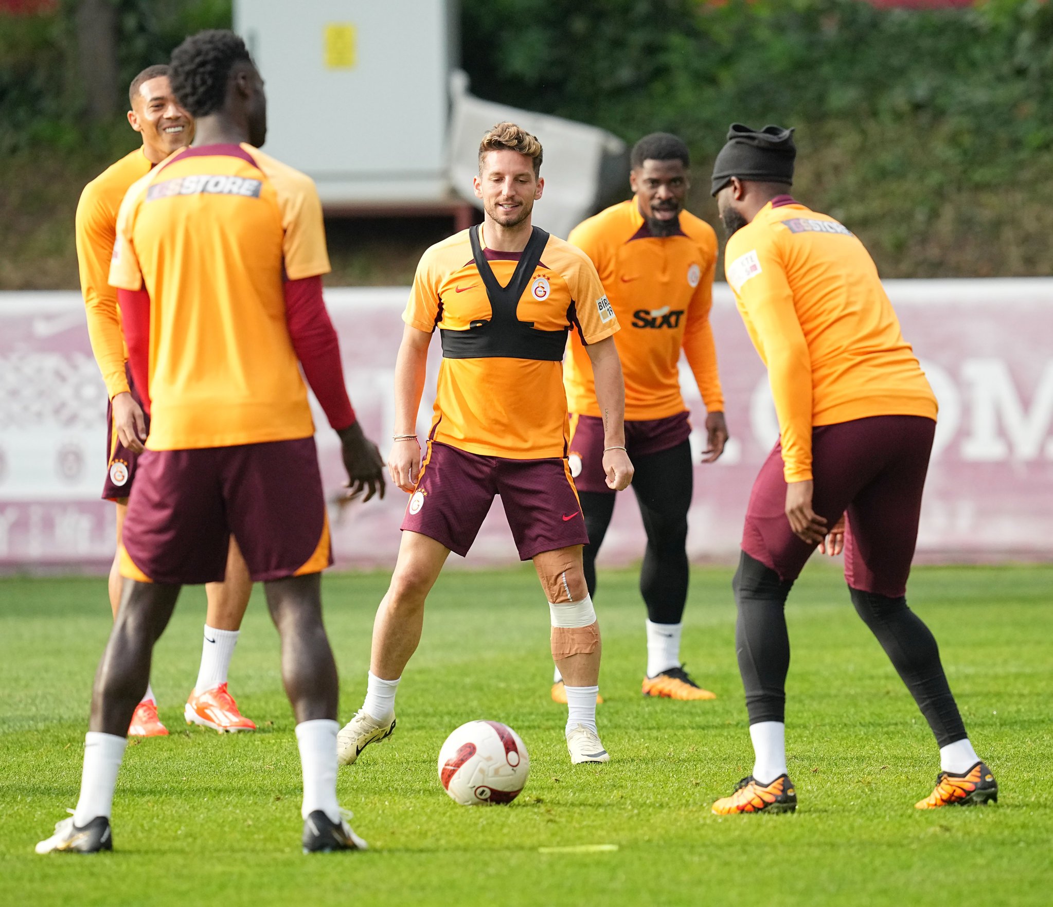 Galatasaray - Fenerbahçe derbisine flaş konuk! Taraftarları selamlayacak