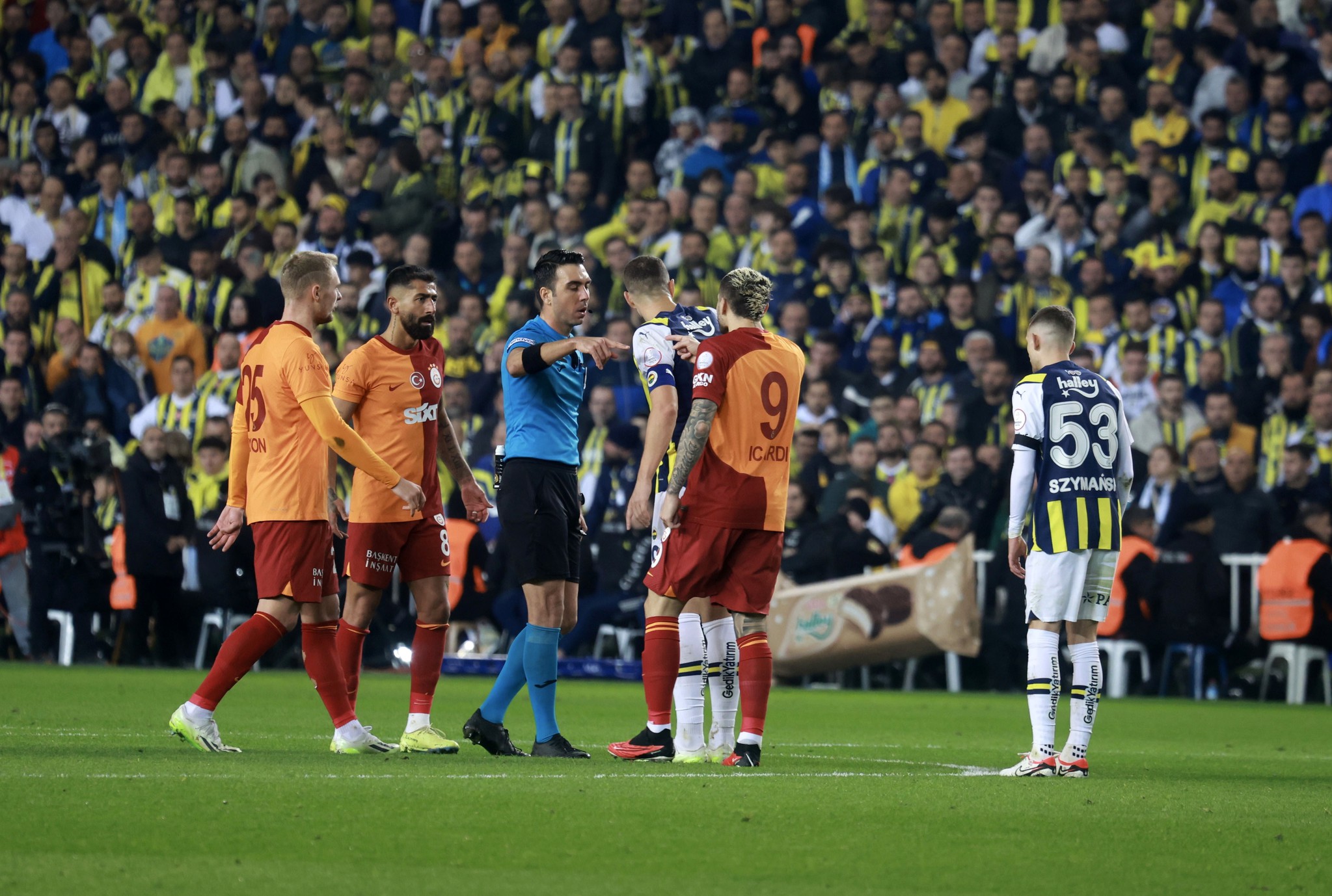 Galatasaray - Fenerbahçe derbisine flaş konuk! Taraftarları selamlayacak