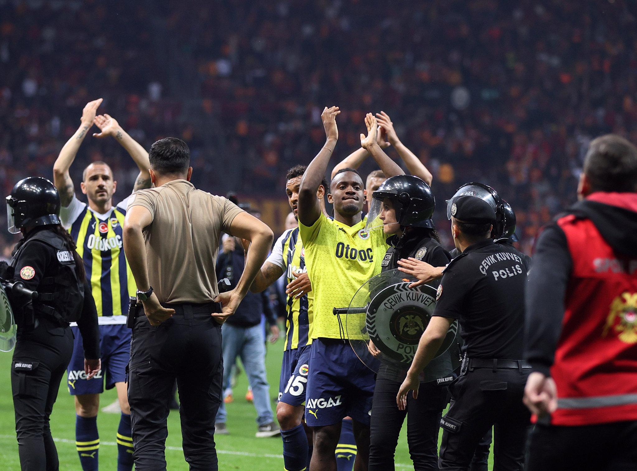FENERBAHÇE HABERİ: İrfan Can Eğribayat’tan Galatasaraylıları kızdıran hareket!