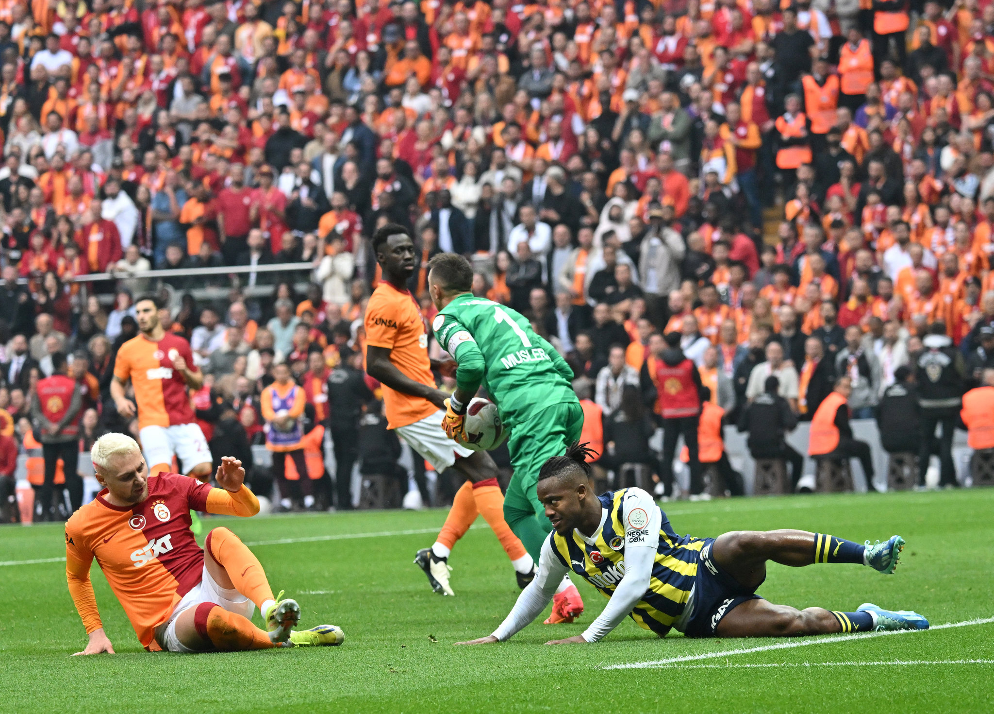 Galatasaray - Fenerbahçe derbisi dış basında gündem oldu! İşte o manşetler