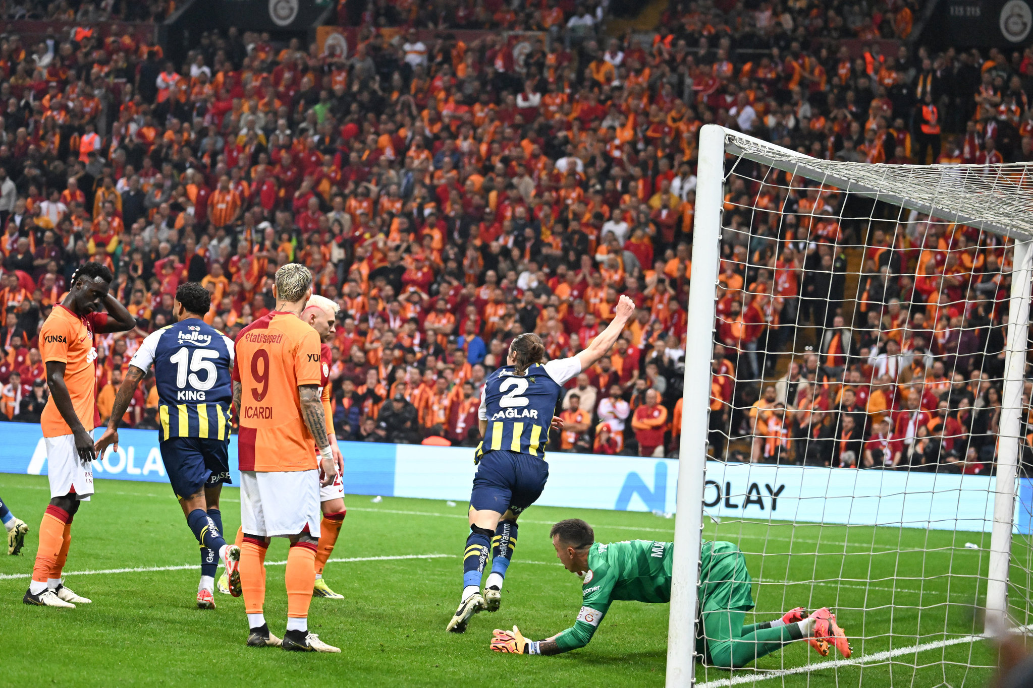 Spor yazarları Galatasaray - Fenerbahçe derbisini yorumladı!