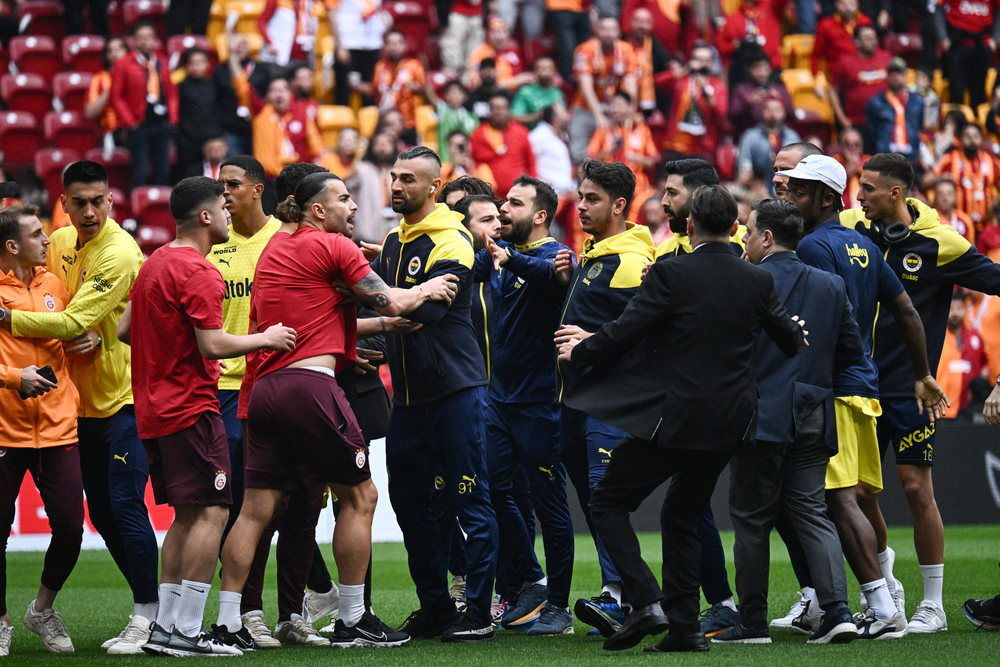 Galatasaray - Fenerbahçe derbisi sonrası ortaya çıktı! Boynu ve kaburgasında kırık var