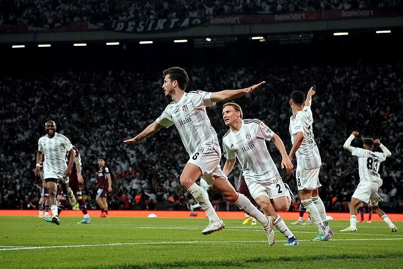 Beşiktaş’tan sürpriz teknik direktör hamlesi! Lucescu’nun ardından...