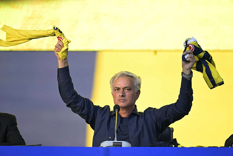 FENERBAHÇE HABERİ: Mourinho’dan Galatasaray’a dev çalım! Transferde yer yerinden oynayacak