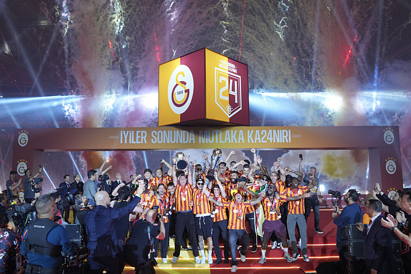 Devlerin yarışı transfere sıçradı! Fenerbahçe istedi, Galatasaray devreye girdi