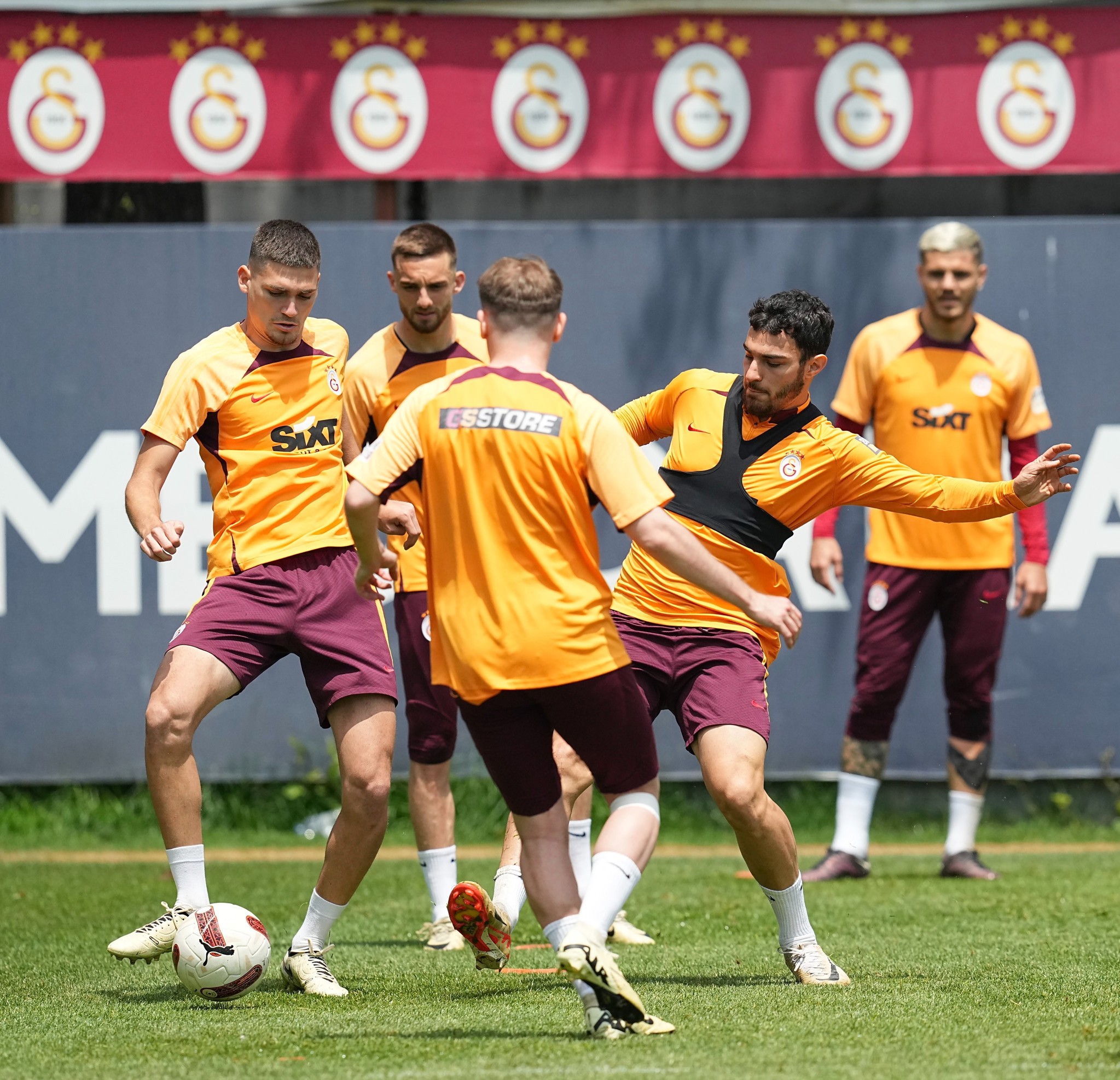 Transferi resmen duyurdu! Galatasaray ile görüşüyorum