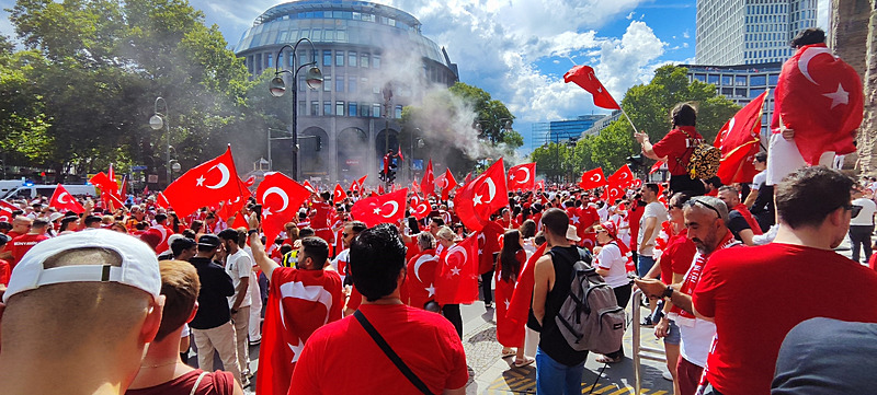 Tarihi maç öncesi Berlin’de büyük coşku!