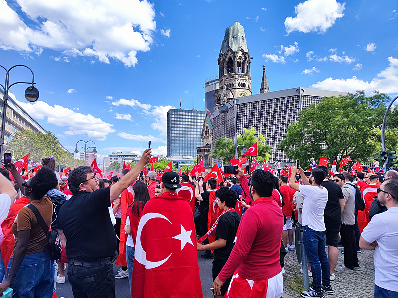 Tarihi maç öncesi Berlin’de büyük coşku!