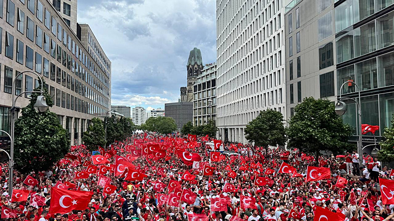 Tarihi maç öncesi Berlin’de büyük coşku!