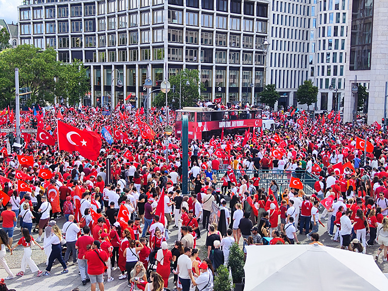 Tarihi maç öncesi Berlin’de büyük coşku!