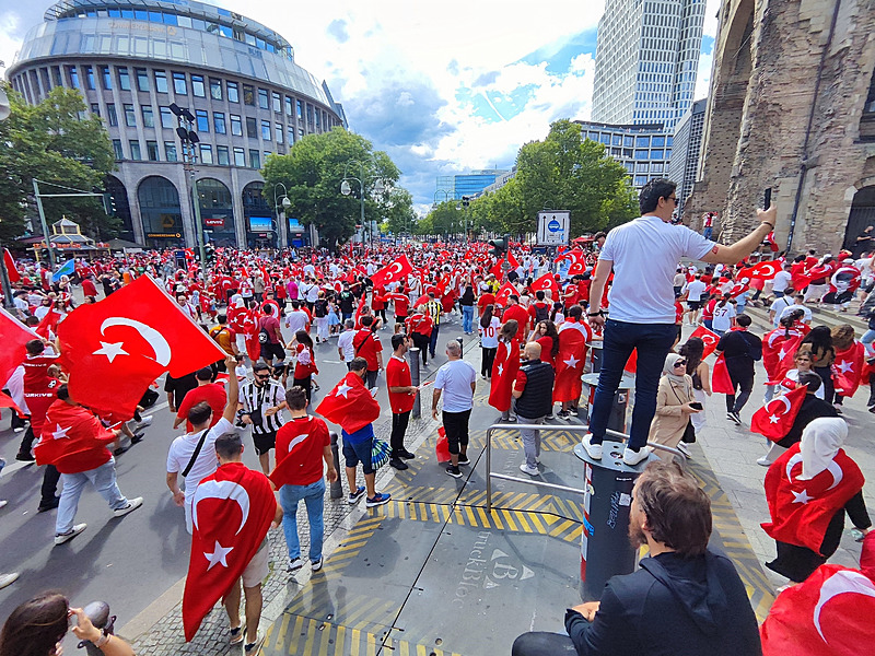 Tarihi maç öncesi Berlin’de büyük coşku!