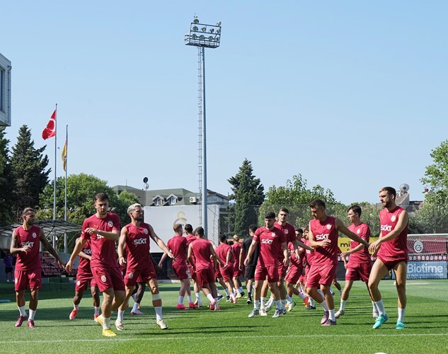 Galatasaray’dan sağ bek çıkarması! Okan Buruk’tan 3 isme onay geldi