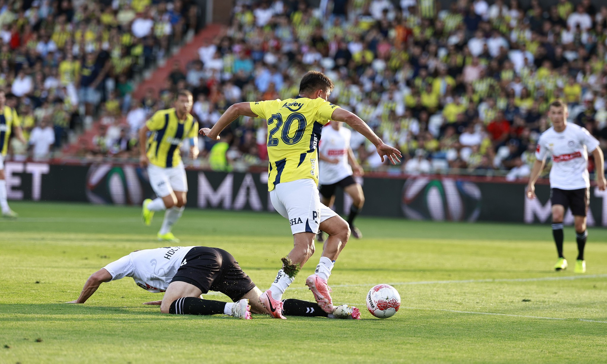 TRANSFER HABERİ: Fenerbahçe’den şaşırtan transfer! Eski Galatasaraylı geliyor