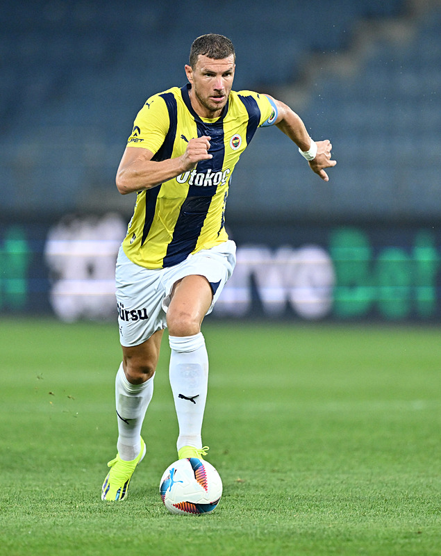 FENERBAHÇE HABERLERİ - Edin Dzeko takımdan ayrılacak mı? Resmen açıklandı!