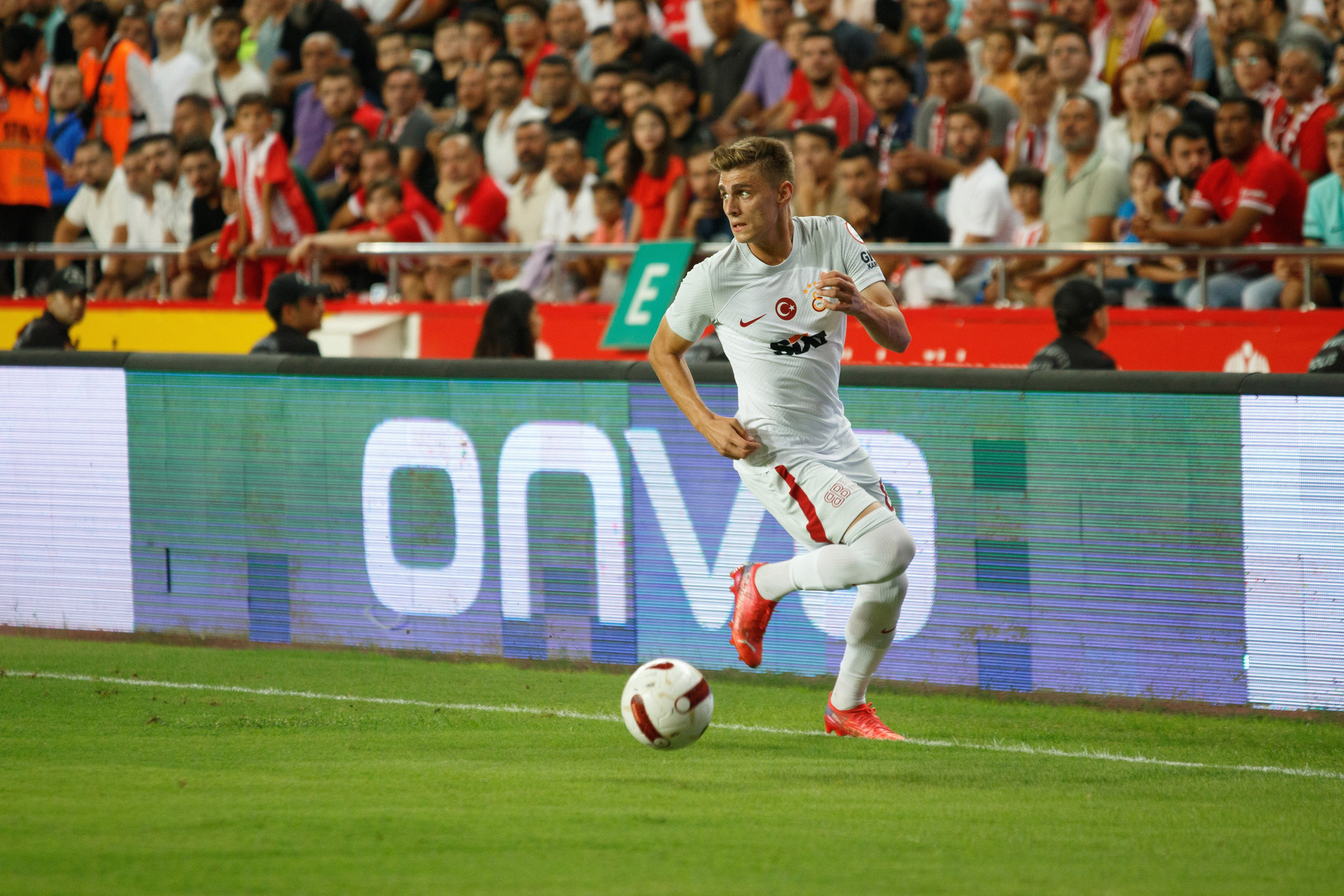 Galatasaray’da sağ bek transferi sonuçlanıyor! Cimbom’dan nokta hamle